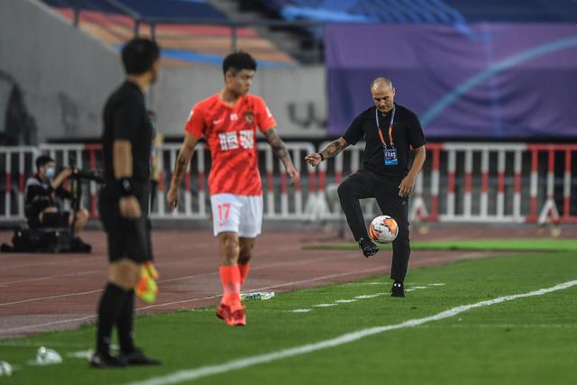 杨瀚森18+11+4帽青岛不敌浙江 新疆大胜上海