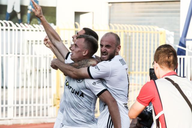 杨鸣愤怒冲进场内大骂裁判 连吃两T被驱逐出场